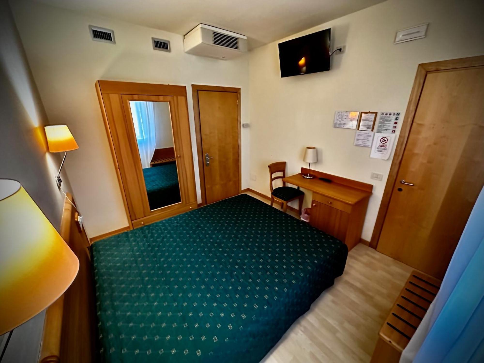 Hotel Ponte Molo Порто Толе Екстериор снимка