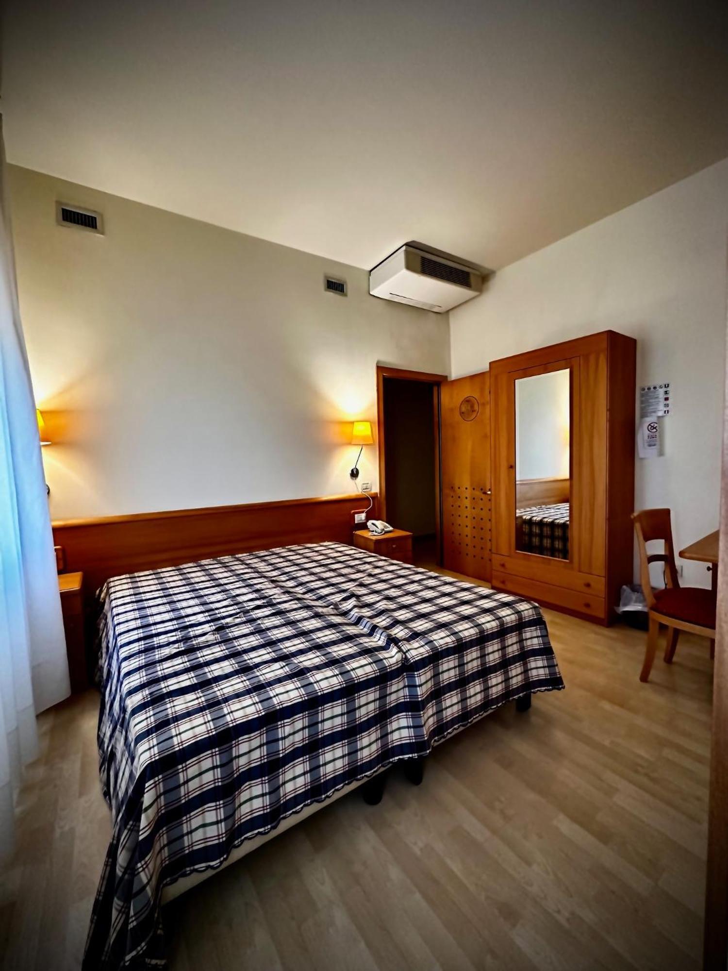 Hotel Ponte Molo Порто Толе Екстериор снимка