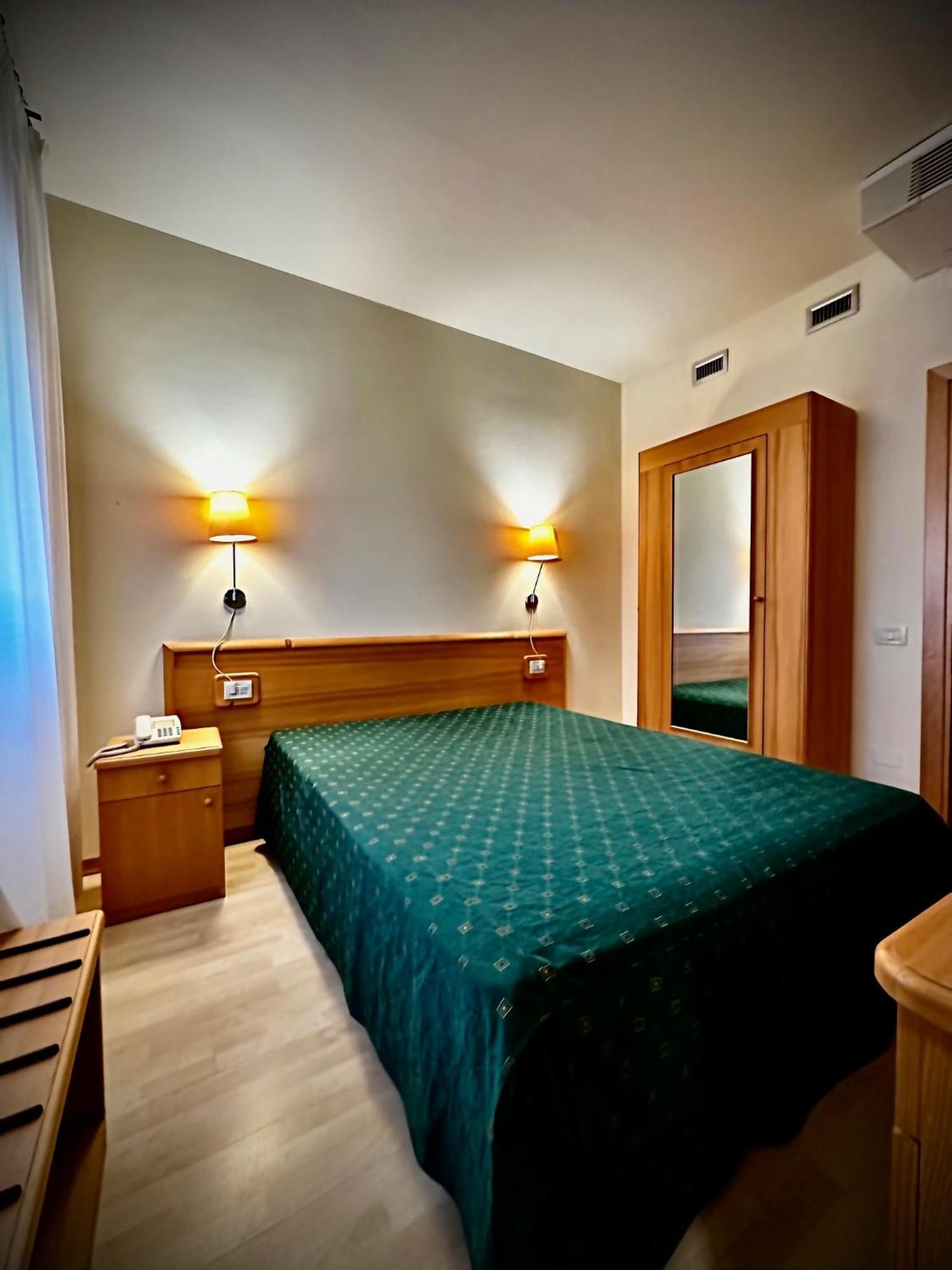 Hotel Ponte Molo Порто Толе Екстериор снимка